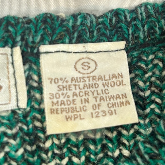 Northern Isles Cropped Green Snowflake Sweater in Size: Small - Picture 5 of 6